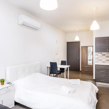 Spacious Studio Downtown Larnaca Ngoại thất bức ảnh