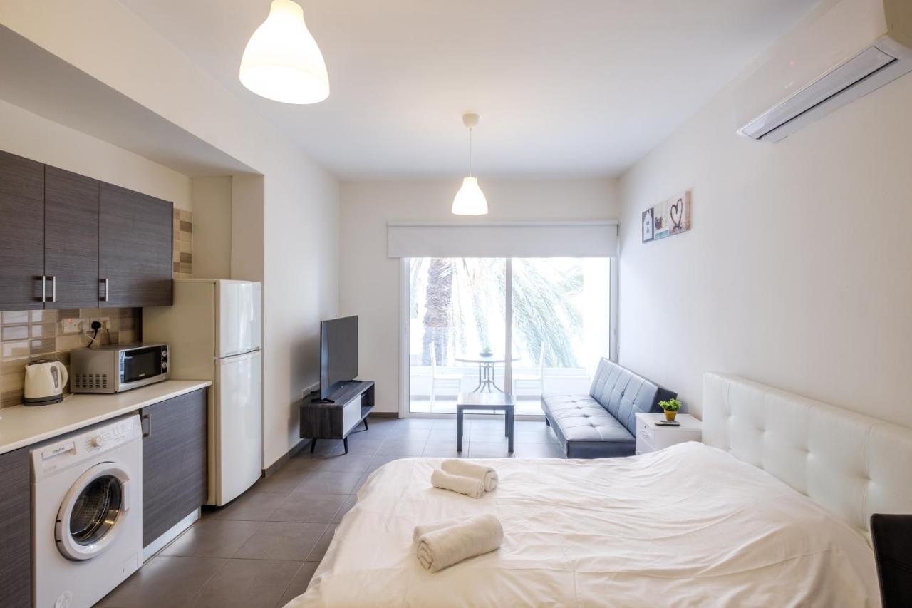 Spacious Studio Downtown Larnaca Ngoại thất bức ảnh