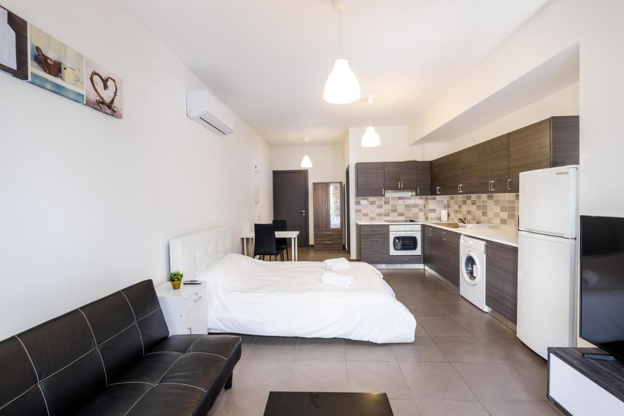 Spacious Studio Downtown Larnaca Ngoại thất bức ảnh