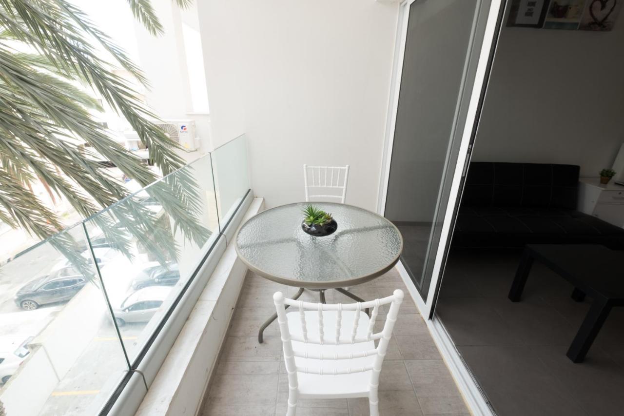 Spacious Studio Downtown Larnaca Ngoại thất bức ảnh