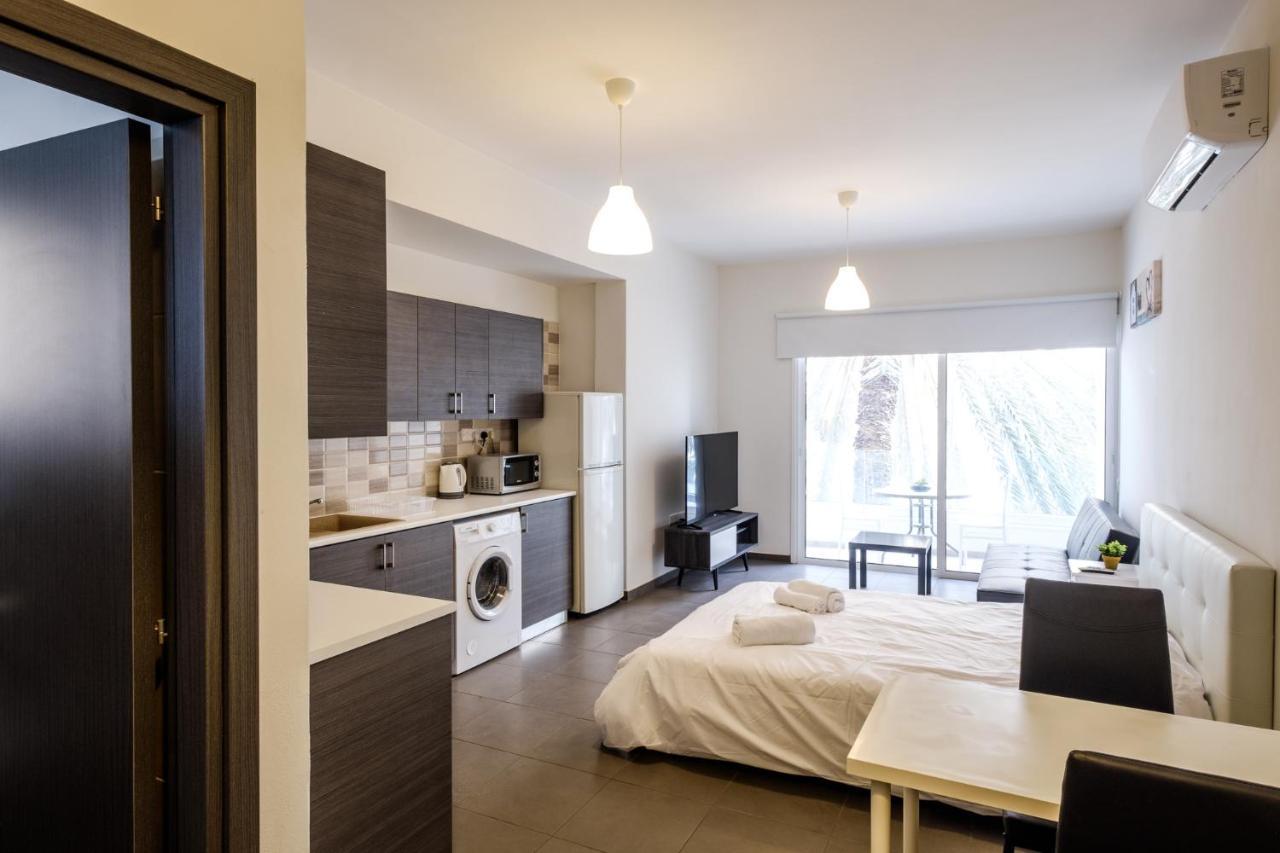 Spacious Studio Downtown Larnaca Ngoại thất bức ảnh