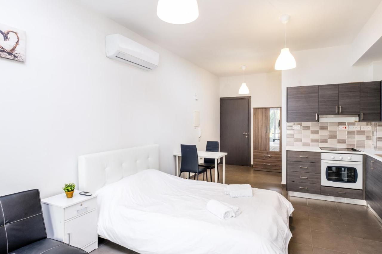 Spacious Studio Downtown Larnaca Ngoại thất bức ảnh